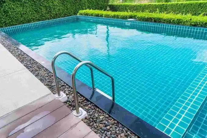 Should you leave pool vacuum in pool
