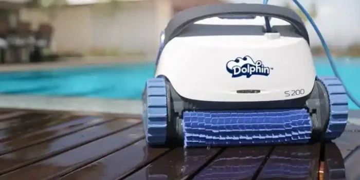 Does a pool vacuum get rid of algae?